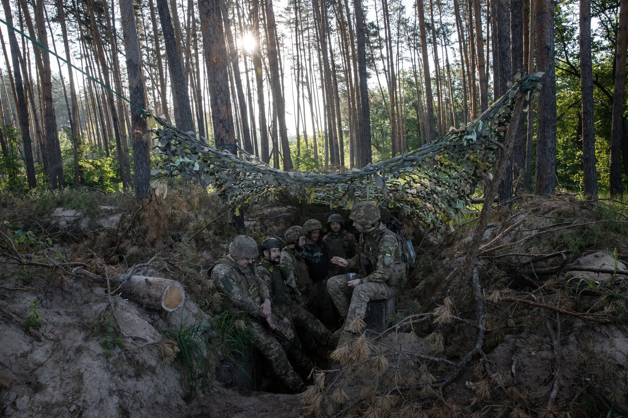 95-а десантно-штурмова бригада української армії збирається в бункері в лісистій місцевості, де працює зі 105-міліметрової легкої британської гаубиці L119 по російських позиціях на сході України, 2 червня.